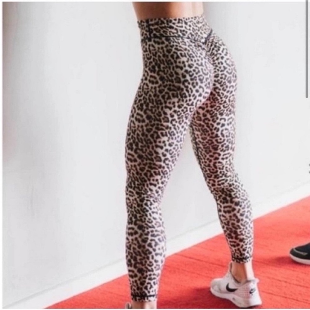 Zyia Active Brilliant Scrunchy Butt 7/8 leggings brown black leopard print